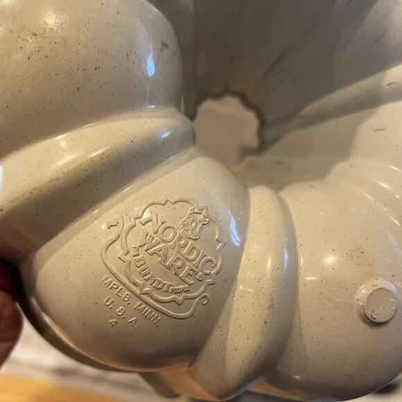 Nordic Ware beige Bundt pan Microwave safe 9 cup - Picture 5 of 9